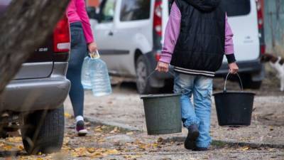 Воды в домах нет - течет по улицам: Аксенов потребовал улучшить подвоз