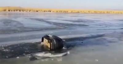 В России семья с тремя детьми утонула, провалившись под лед на машине (ВИДЕО)