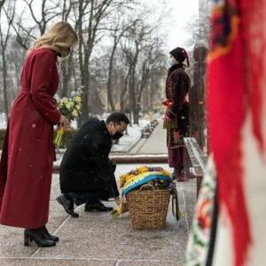 Президент и первая леди страны почтили память Тараса Шевченко. Фото