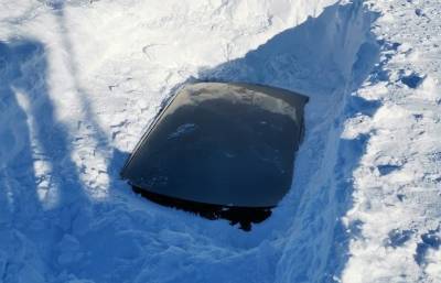 Дорожники пока не могут пробить снежную стену на дороге в Троицком районе