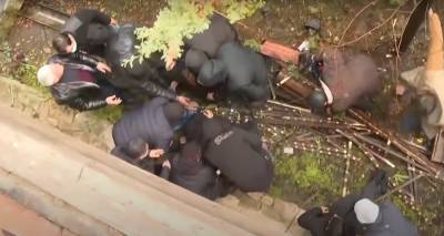 В грузинской епархии во время массовой драки около десяти человек упали с балкона (видео)