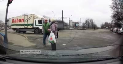 В Харькове водитель остановил грузовик, чтобы перевести через дорогу незрячую женщину (видео)