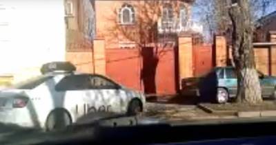 Ростовчан возмутил массовый объезд перекрытой дороги по тротуару