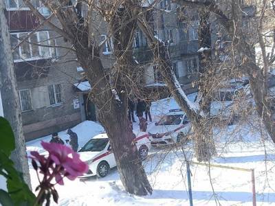 В Челябинске парень и девушка прыгнули с пятого этажа жилого дома