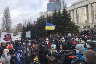 Под "Президент отель" в Киеве, где проходит съезд судей, пришли сторонники Стерненко