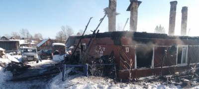 Огонь уничтожил дом в поселке Карелии – люди остались без жилья (ФОТО)