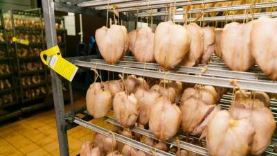 Производители и ретейлеры договорились о заморозке цен на мясо птицы