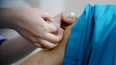 «По ситуации» — Мясников о необходимости вакцинации переболевших COVID-19