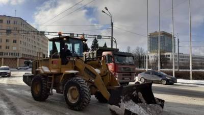 С начала весны с улиц Петербурга вывезли почти 140 тыс. кубометров снега