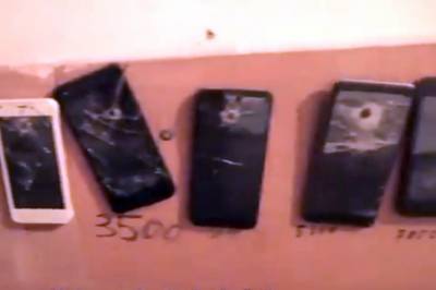 Террористы «ДНР» показали восемь расстрелянных смартфонов
