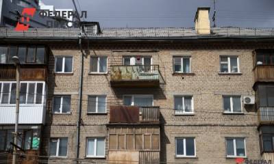 Парень с девушкой выпали из окна многоэтажки в Челябинске