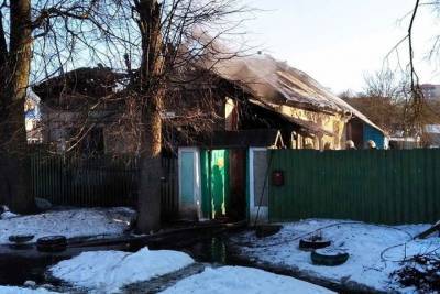 Утром в Смоленске отец и сын пытались тушить пожар снегом