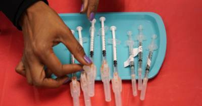 Новое исследование показало низкую эффективность вакцин Pfizer и Moderna против штамма коронавируса из ЮАР