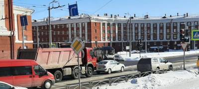 Самосвал протаранил легковушку в центре Петрозаводска (ФОТО)