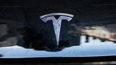 Стоимость компании Tesla упала на треть