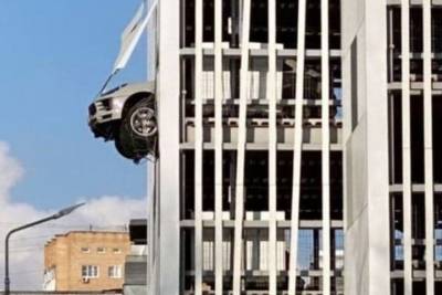 В Москве внедорожник вывалился из паркинга, пробив стену