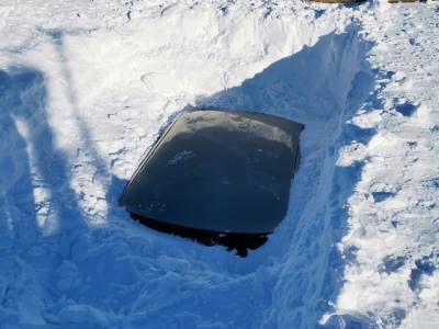 На Южном Урале уже две недели не могут достать машины из-под трехметровых сугробов