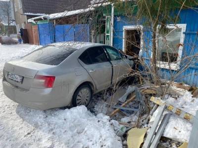 В Тюмени водитель врезался в деревянный дом, пострадали 4 человека