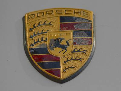 Porsche протаранил стену паркинга в Москве и «повис» (видео)