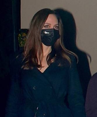 Черное пальто + клатч Saint Laurent: Анджелина Джоли на ужине с дочерью