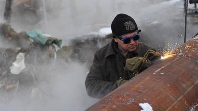 Прорыв трубы с холодной водой привел к остановке движения на Байконурской улице в Петербурге
