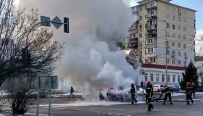 В Киеве посреди дороги загорелось авто: на месте осталась только груда металла, кадры последствий