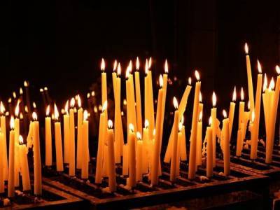 Суд наказал россиянина, прикурившего от свечи в храме РПЦ