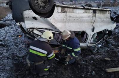 Смертельное ДТП на Харьковщине: под Изюмом перевернулся микроавтобус, погиб пассажир