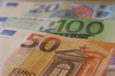 Евро опустился ниже 88 рублей впервые за полгода