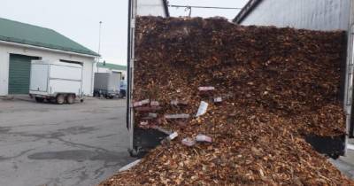 ФОТО: в грузе с древесной щепой обнаружено 700 тысяч контрабандных сигарет