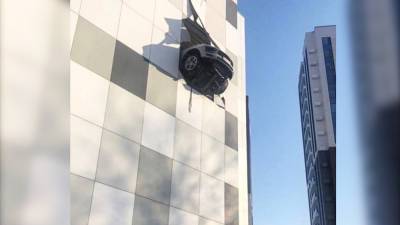 Porsche пробил стену парковки в московском ЖК