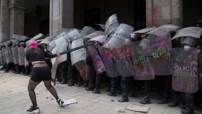 Феминистки Мехико отметили 8 марта поджогами и избиениями полицейских