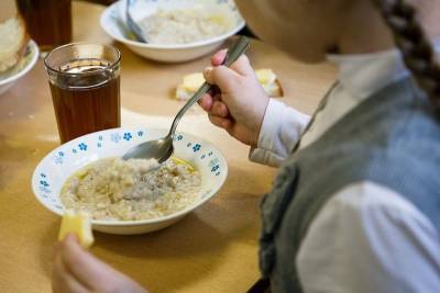 В двух школах Смоленской области детей не кормили горячими обедами