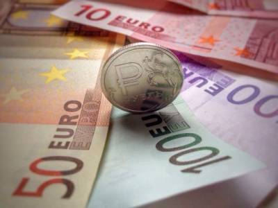 Курс евро упал ниже 88 рублей впервые с сентября