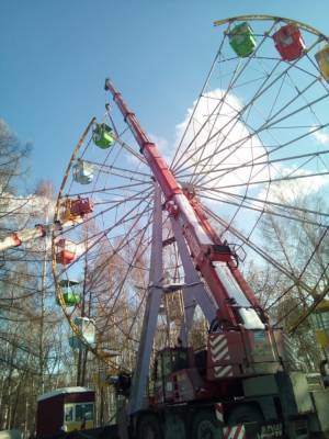 В парке Маяковского в Екатеринбурге разбирают колесо обозрения, которое простояло 38 лет