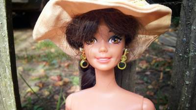Растяжки, кружева и косоглазие: самые нестандартные куклы Барби за всю историю