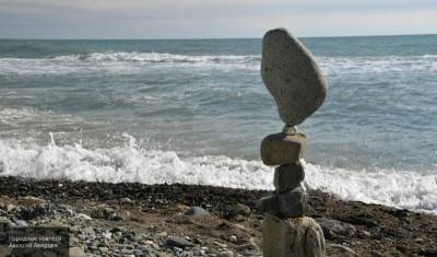 В Сочи местный житель создает скульптуры из "парящих" камней, ставшие символом курорта