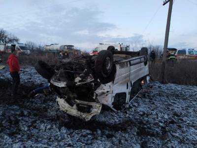 На Харьковщине в ДТП разбился микроавтобус с пассажирами: есть погибший, много раненых