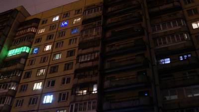 Двое жителей Челябинска выпали из окна на четвертом этаже