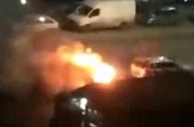 В Киеве почти дотла сгорел автомобиль: Видео