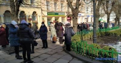 В "красных" Черновцах предприниматели Калиновского рынка вышли на протест: им разрешили работать (фото)