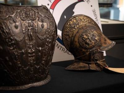 Украденные из Лувра старинные шлем и кираса вернулись в музей через 38 лет
