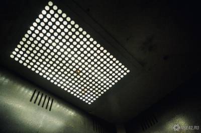Житель Красноярска решил расправиться с застрявшим лифтом при помощи биты