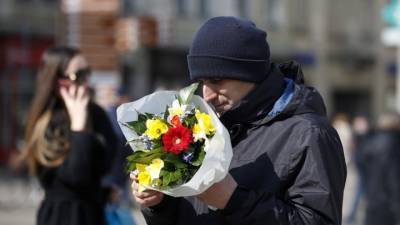 Россияне потратили полмиллиарда на цветы и подарки к 8 марта