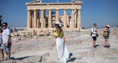 Греция планирует открыть границы для туристов с 14 мая – министр