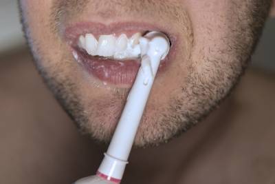 Мясников предупредил, что больные зубы и десны могут привести к раку