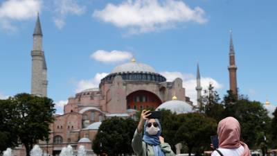 Греция намерена открыть международный туристический сезон с 14 мая