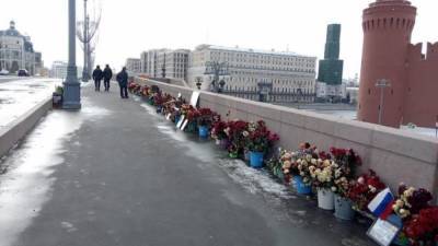 Россияне массово приносят цветы на место убийства Немцова