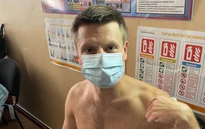 В Украине вакцинировался первый нардеп