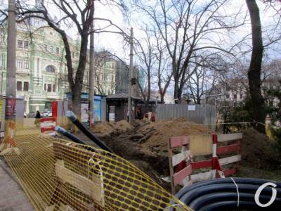 На одесской Соборной площади строят подстанцию для дома Руссова (фото)